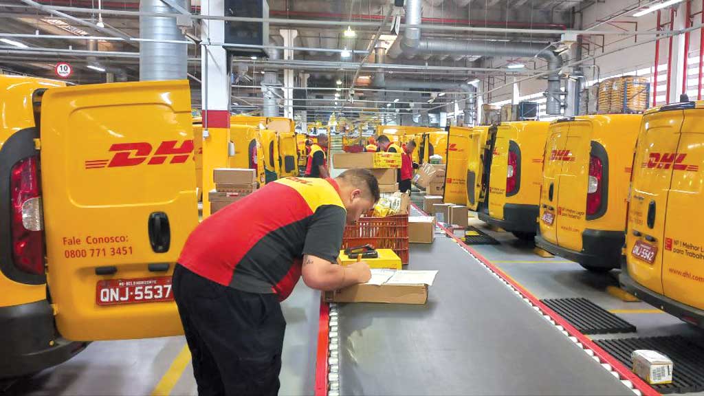 A DHL Express é conhecida por ser uma empresa de entrega referência nacional. Trabalhar nela significa ajudar milhares de pessoas a receberem suas encomendas.