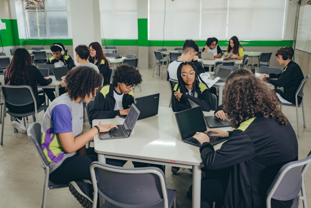 As oportunidades em educação são sinônimo de trabalhar fazendo o bem e construindo o futuro.
