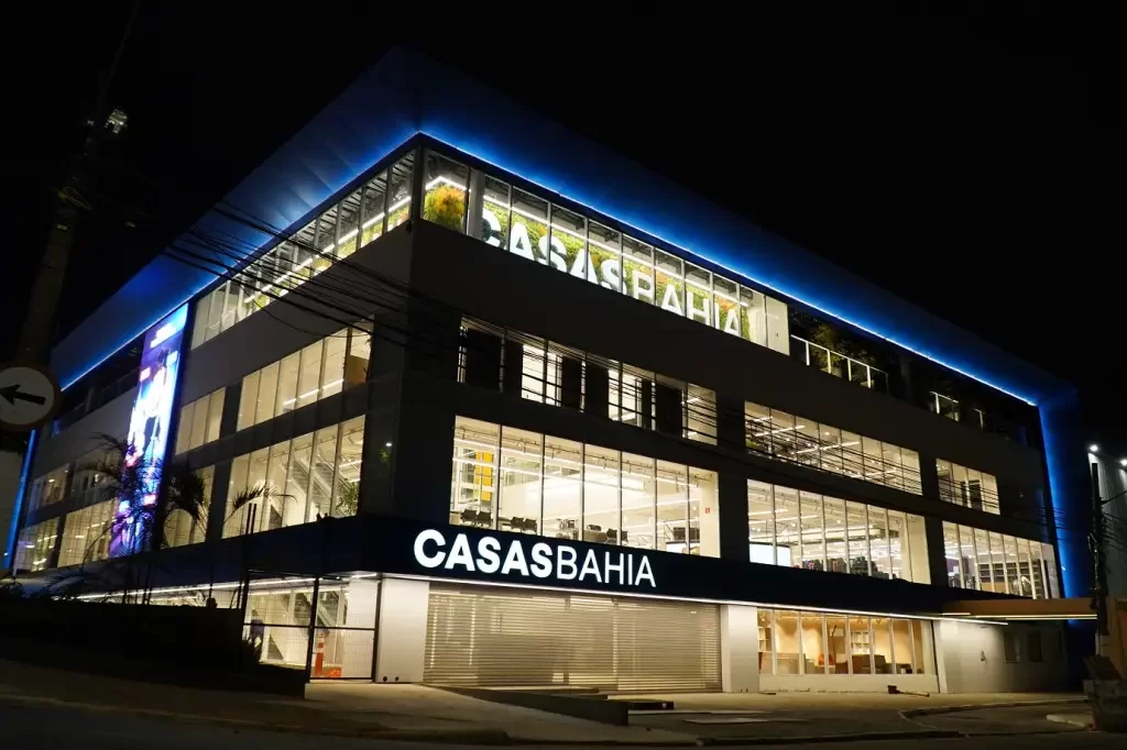 A área de tecnologia Grupo Casas Bahia cresce mais a cada ano e a empresa conseguiu se reinventar e manter seus lucros.