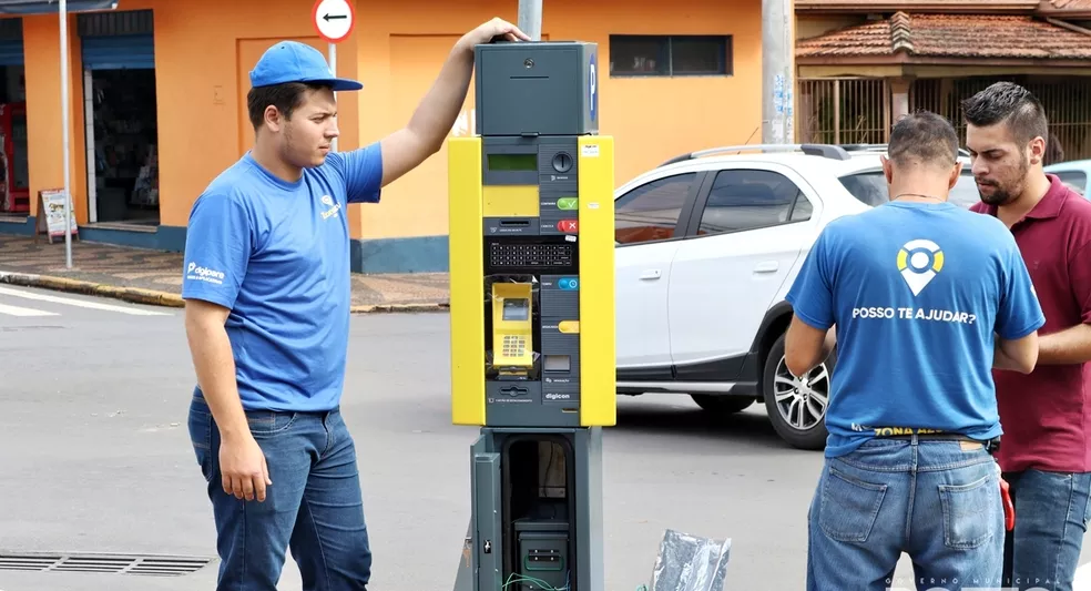 Um agente de fiscalização ajuda no trânsito da cidade e faz com que a locomoção melhore para todos.