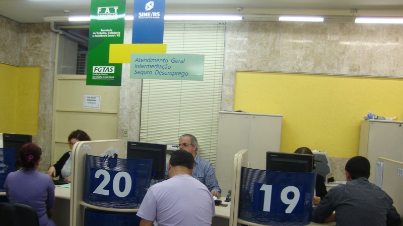 Vagas permanentes e temporárias em vários setores. Imagem: FGTAS