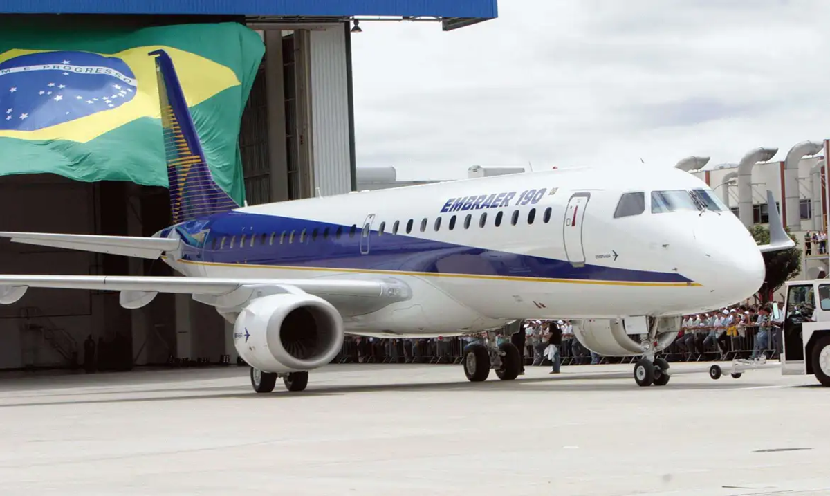 A Embraer, uma das maiores empresas do setor aeroespacial, está com 50 vagas abertas para diferentes áreas de atuação. Imagem: Agência Brasil