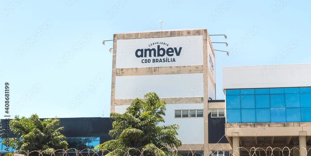Fábrica da Ambev em Brasília, destacando a sede da cervejaria.