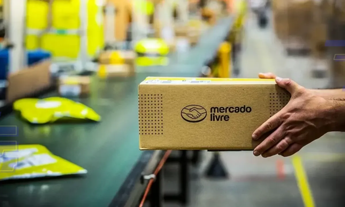 Imagem de pacote do Mercado Livre sendo carregado em um centro de distribuição, destacando a movimentação de produtos e oportunidades de emprego.