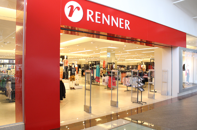 Fachada da loja Renner com entrada aberta e interior iluminado, indicando oportunidades de emprego.